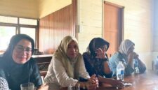 Dina dan Lima orang korban kasus penipuan berkedok investasi bodong yang dilakukan oleh mantan karyawan BNI Life KCP Dabo Singkep saat bertemu rekan media | f. Vatawari