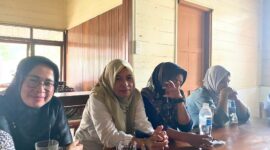 Dina dan Lima orang korban kasus penipuan berkedok investasi bodong yang dilakukan oleh mantan karyawan BNI Life KCP Dabo Singkep saat bertemu rekan media | f. Vatawari