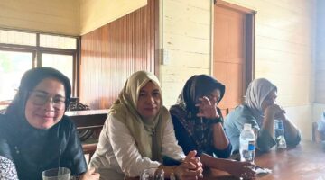 Dina dan Lima orang korban kasus penipuan berkedok investasi bodong yang dilakukan oleh mantan karyawan BNI Life KCP Dabo Singkep saat bertemu rekan media | f. Vatawari
