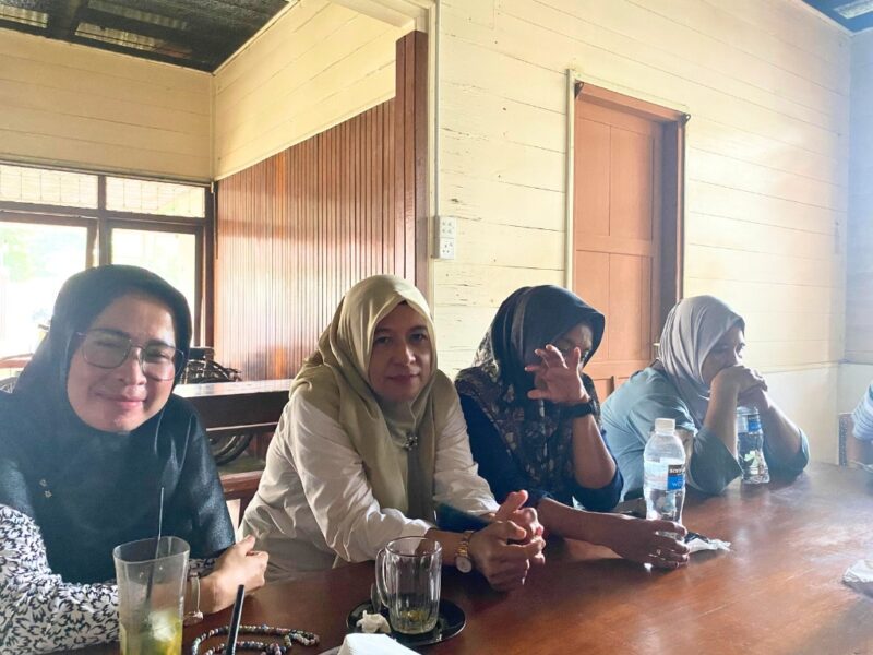 Dina dan Lima orang korban kasus penipuan berkedok investasi bodong yang dilakukan oleh mantan karyawan BNI Life KCP Dabo Singkep saat bertemu rekan media | f. Vatawari