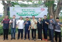 Wagub Nyanyang foto bersama penyelenggara Pelatihan Digital Creator Camp Batch II. Turut hadir mantan Menpan-RB 2016-2018 Asman Abnur | f. Diskominfo Kepri