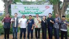 Wagub Nyanyang foto bersama penyelenggara Pelatihan Digital Creator Camp Batch II. Turut hadir mantan Menpan-RB 2016-2018 Asman Abnur | f. Diskominfo Kepri