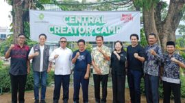 Wagub Nyanyang foto bersama penyelenggara Pelatihan Digital Creator Camp Batch II. Turut hadir mantan Menpan-RB 2016-2018 Asman Abnur | f. Diskominfo Kepri