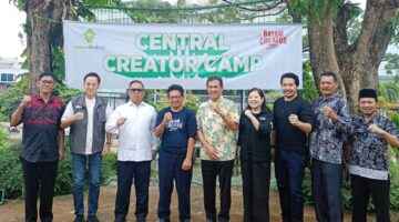 Wagub Nyanyang foto bersama penyelenggara Pelatihan Digital Creator Camp Batch II. Turut hadir mantan Menpan-RB 2016-2018 Asman Abnur | f. Diskominfo Kepri