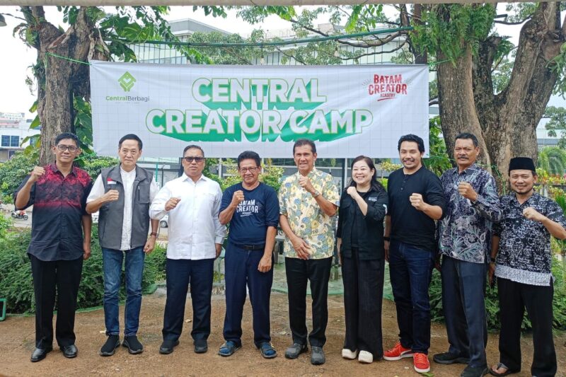 Wagub Nyanyang foto bersama penyelenggara Pelatihan Digital Creator Camp Batch II. Turut hadir mantan Menpan-RB 2016-2018 Asman Abnur | f. Diskominfo Kepri