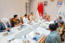 Wagub Kepri Nyanyang Haris, di antaranya didampingi Kepala Barenlitbang Aries Fhariandi, dan Kepala Diskominfo Hendri Kurniadi dalam pertemuan dengan Wamen Komunikasi dan Digital Nezar Patria di Jakarta, Jumat (25/7/2025) | f. Diskominfo Kepri