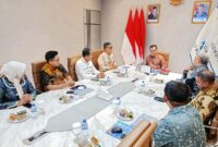 Wagub Kepri Nyanyang Haris, di antaranya didampingi Kepala Barenlitbang Aries Fhariandi, dan Kepala Diskominfo Hendri Kurniadi dalam pertemuan dengan Wamen Komunikasi dan Digital Nezar Patria di Jakarta, Jumat (25/7/2025) | f. Diskominfo Kepri