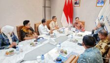 Wagub Kepri Nyanyang Haris, di antaranya didampingi Kepala Barenlitbang Aries Fhariandi, dan Kepala Diskominfo Hendri Kurniadi dalam pertemuan dengan Wamen Komunikasi dan Digital Nezar Patria di Jakarta, Jumat (25/7/2025) | f. Diskominfo Kepri