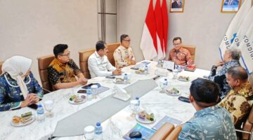 Wagub Kepri Nyanyang Haris, di antaranya didampingi Kepala Barenlitbang Aries Fhariandi, dan Kepala Diskominfo Hendri Kurniadi dalam pertemuan dengan Wamen Komunikasi dan Digital Nezar Patria di Jakarta, Jumat (25/7/2025) | f. Diskominfo Kepri