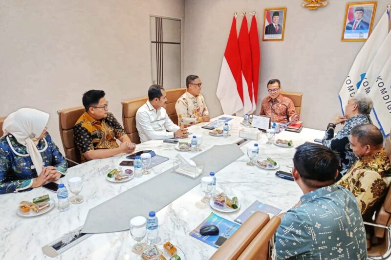 Wagub Kepri Nyanyang Haris, di antaranya didampingi Kepala Barenlitbang Aries Fhariandi, dan Kepala Diskominfo Hendri Kurniadi dalam pertemuan dengan Wamen Komunikasi dan Digital Nezar Patria di Jakarta, Jumat (25/7/2025) | f. Diskominfo Kepri