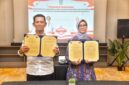 Gubernur Kepri Ansar Ahmad dan Kepala BPH Migas Erika Retnowati menunjukkan dokumen nota kesepahaman (MoU) | f. Biro Adpim Kepri