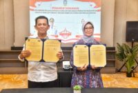 Gubernur Kepri Ansar Ahmad dan Kepala BPH Migas Erika Retnowati menunjukkan dokumen nota kesepahaman (MoU) | f. Biro Adpim Kepri
