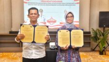 Gubernur Kepri Ansar Ahmad dan Kepala BPH Migas Erika Retnowati menunjukkan dokumen nota kesepahaman (MoU) | f. Biro Adpim Kepri