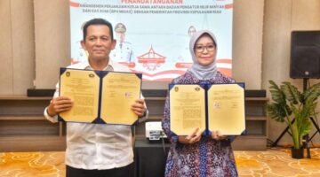 Gubernur Kepri Ansar Ahmad dan Kepala BPH Migas Erika Retnowati menunjukkan dokumen nota kesepahaman (MoU) | f. Biro Adpim Kepri