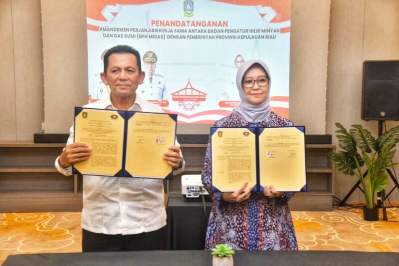 Gubernur Kepri Ansar Ahmad dan Kepala BPH Migas Erika Retnowati menunjukkan dokumen nota kesepahaman (MoU) | f. Biro Adpim Kepri
