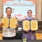 Gubernur Kepri Ansar Ahmad dan Kepala BPH Migas Erika Retnowati menunjukkan dokumen nota kesepahaman (MoU) | f. Biro Adpim Kepri