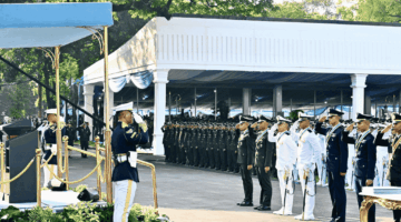 Presiden Prabowo Subianto memimpin langsung Upacara Prasetya Perwira (Praspa) Tentara Nasional Indonesia (TNI) dan Kepolisian Negara Republik Indonesia (Polri) Tahun 2025 yang digelar di halaman Istana Merdeka, Jakarta, pada Rabu, 23 Juli 2025. Foto: BPMI Setpres