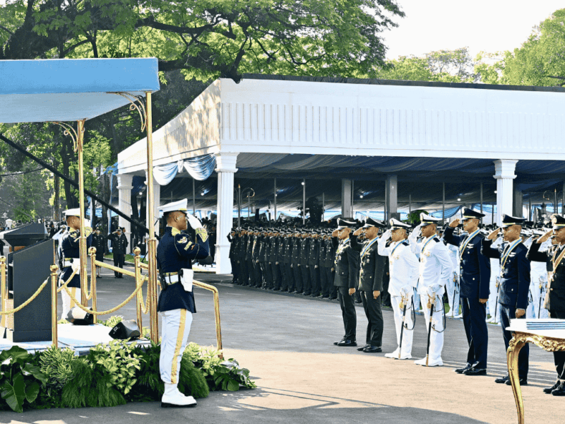 Presiden Prabowo Subianto memimpin langsung Upacara Prasetya Perwira (Praspa) Tentara Nasional Indonesia (TNI) dan Kepolisian Negara Republik Indonesia (Polri) Tahun 2025 yang digelar di halaman Istana Merdeka, Jakarta, pada Rabu, 23 Juli 2025. Foto: BPMI Setpres