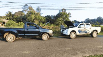 Sebuah mobil patroli Satlantas Polres Lingga tampak berhenti bukan untuk menilang atau menertibkan pelanggaran, melainkan untuk sebuah tindakan yang begitu manusiawi: membantu warga yang mobilnya mogok di tengah jalan | f. Redaksi