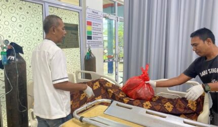 Yahya (59), warga Desa Setajam, ditemukan dalam kondisi kritis pada Jumat siang (11/7/2025) dan dilarikan ke RSUD Dabo Singkep | f. Yudiar