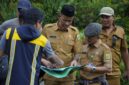 Selasa, 1 Juli 2025, Sekretaris Daerah Kabupaten Lingga bersama Kepala Dinas Sosial Kabupaten Lingga kembali turun langsung meninjau lokasi calon pembangunan Sekolah Rakyat di Dusun Malar, Desa Persiapan Cempaka, Desa Mepar, Kecamatan Lingga | f. Red