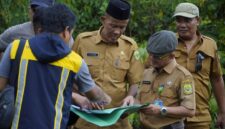 Selasa, 1 Juli 2025, Sekretaris Daerah Kabupaten Lingga bersama Kepala Dinas Sosial Kabupaten Lingga kembali turun langsung meninjau lokasi calon pembangunan Sekolah Rakyat di Dusun Malar, Desa Persiapan Cempaka, Desa Mepar, Kecamatan Lingga | f. Red