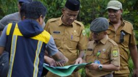 Selasa, 1 Juli 2025, Sekretaris Daerah Kabupaten Lingga bersama Kepala Dinas Sosial Kabupaten Lingga kembali turun langsung meninjau lokasi calon pembangunan Sekolah Rakyat di Dusun Malar, Desa Persiapan Cempaka, Desa Mepar, Kecamatan Lingga | f. Red