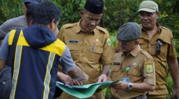 Selasa, 1 Juli 2025, Sekretaris Daerah Kabupaten Lingga bersama Kepala Dinas Sosial Kabupaten Lingga kembali turun langsung meninjau lokasi calon pembangunan Sekolah Rakyat di Dusun Malar, Desa Persiapan Cempaka, Desa Mepar, Kecamatan Lingga | f. Red