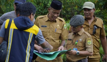 Selasa, 1 Juli 2025, Sekretaris Daerah Kabupaten Lingga bersama Kepala Dinas Sosial Kabupaten Lingga kembali turun langsung meninjau lokasi calon pembangunan Sekolah Rakyat di Dusun Malar, Desa Persiapan Cempaka, Desa Mepar, Kecamatan Lingga | f. Red