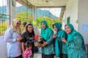 Aksi nyata kembali ditunjukkan melalui kunjungan kerja Ketua Tim Pembina Posyandu Kabupaten Lingga, Maratusholiha bersama Ketua Dewan Kerajinan Nasional Daerah (Dekranasda) Kabupaten Lingga, Hj. Feby Sarianty ke Posyandu Nipah dan Posyandu Manggis, Desa Kelumu | f. Diskominfo Lingga