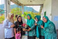 Aksi nyata kembali ditunjukkan melalui kunjungan kerja Ketua Tim Pembina Posyandu Kabupaten Lingga, Maratusholiha bersama Ketua Dewan Kerajinan Nasional Daerah (Dekranasda) Kabupaten Lingga, Hj. Feby Sarianty ke Posyandu Nipah dan Posyandu Manggis, Desa Kelumu | f. Diskominfo Lingga