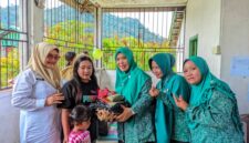 Aksi nyata kembali ditunjukkan melalui kunjungan kerja Ketua Tim Pembina Posyandu Kabupaten Lingga, Maratusholiha bersama Ketua Dewan Kerajinan Nasional Daerah (Dekranasda) Kabupaten Lingga, Hj. Feby Sarianty ke Posyandu Nipah dan Posyandu Manggis, Desa Kelumu | f. Diskominfo Lingga