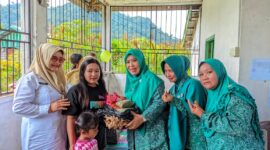 Aksi nyata kembali ditunjukkan melalui kunjungan kerja Ketua Tim Pembina Posyandu Kabupaten Lingga, Maratusholiha bersama Ketua Dewan Kerajinan Nasional Daerah (Dekranasda) Kabupaten Lingga, Hj. Feby Sarianty ke Posyandu Nipah dan Posyandu Manggis, Desa Kelumu | f. Diskominfo Lingga
