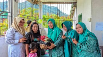 Aksi nyata kembali ditunjukkan melalui kunjungan kerja Ketua Tim Pembina Posyandu Kabupaten Lingga, Maratusholiha bersama Ketua Dewan Kerajinan Nasional Daerah (Dekranasda) Kabupaten Lingga, Hj. Feby Sarianty ke Posyandu Nipah dan Posyandu Manggis, Desa Kelumu | f. Diskominfo Lingga