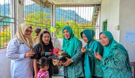Aksi nyata kembali ditunjukkan melalui kunjungan kerja Ketua Tim Pembina Posyandu Kabupaten Lingga, Maratusholiha bersama Ketua Dewan Kerajinan Nasional Daerah (Dekranasda) Kabupaten Lingga, Hj. Feby Sarianty ke Posyandu Nipah dan Posyandu Manggis, Desa Kelumu | f. Diskominfo Lingga