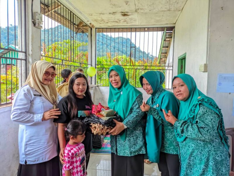 Aksi nyata kembali ditunjukkan melalui kunjungan kerja Ketua Tim Pembina Posyandu Kabupaten Lingga, Maratusholiha bersama Ketua Dewan Kerajinan Nasional Daerah (Dekranasda) Kabupaten Lingga, Hj. Feby Sarianty ke Posyandu Nipah dan Posyandu Manggis, Desa Kelumu | f. Diskominfo Lingga