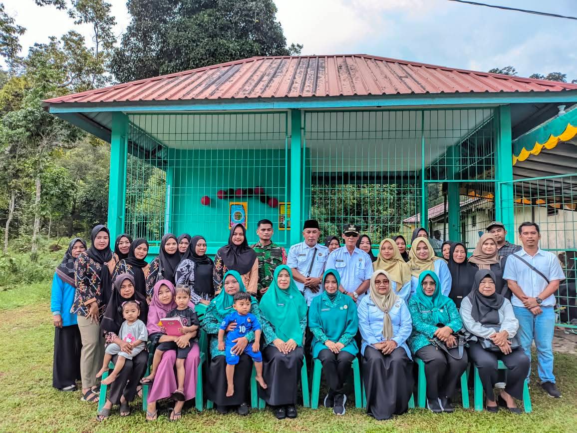 Aksi nyata kembali ditunjukkan melalui kunjungan kerja Ketua Tim Pembina Posyandu Kabupaten Lingga, Maratusholiha bersama Ketua Dewan Kerajinan Nasional Daerah (Dekranasda) Kabupaten Lingga, Hj. Feby Sarianty ke Posyandu Nipah dan Posyandu Manggis, Desa Kelumu | f. Diskominfo Lingga