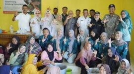 Ketua TP PKK dan Dekranasda Kabupaten Lingga Hadiri Kegiatan Pengolahan Gula Sagu di Desa Nerekeh| f. Diskominfo Lingga