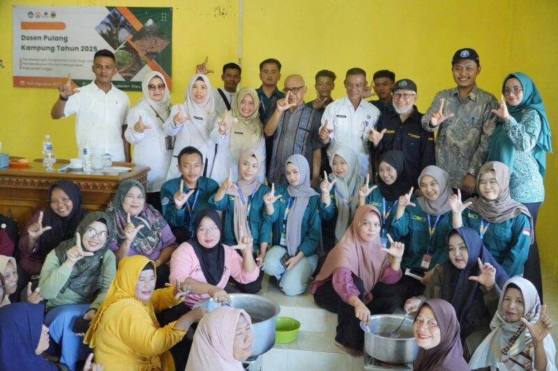 Ketua TP PKK dan Dekranasda Kabupaten Lingga Hadiri Kegiatan Pengolahan Gula Sagu di Desa Nerekeh| f. Diskominfo Lingga