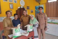 Camat Singkep Barat Tinjau Langsung Penyaluran 18,2 Ton Beras Ketahanan Pangan | f. Red