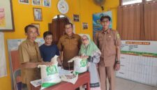 Camat Singkep Barat Tinjau Langsung Penyaluran 18,2 Ton Beras Ketahanan Pangan | f. Red
