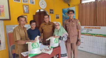 Camat Singkep Barat Tinjau Langsung Penyaluran 18,2 Ton Beras Ketahanan Pangan | f. Red