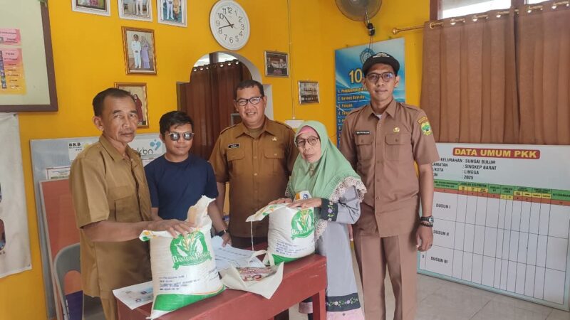 Camat Singkep Barat Tinjau Langsung Penyaluran 18,2 Ton Beras Ketahanan Pangan | f. Red