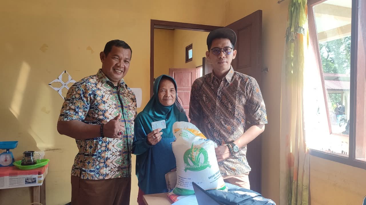 Camat Singkep Barat Tinjau Langsung Penyaluran 18,2 Ton Beras Ketahanan Pangan | f. Red