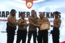 Personel Samapta Polres Lingga menerima piagam Juara 3 Lomba Dalmas Polda Kepri di Hari Bhayangkara ke-79 | f. Red