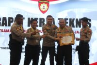 Personel Samapta Polres Lingga menerima piagam Juara 3 Lomba Dalmas Polda Kepri di Hari Bhayangkara ke-79 | f. Red