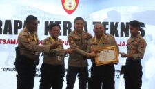 Personel Samapta Polres Lingga menerima piagam Juara 3 Lomba Dalmas Polda Kepri di Hari Bhayangkara ke-79 | f. Red