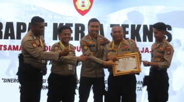 Personel Samapta Polres Lingga menerima piagam Juara 3 Lomba Dalmas Polda Kepri di Hari Bhayangkara ke-79 | f. Red