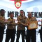 Personel Samapta Polres Lingga menerima piagam Juara 3 Lomba Dalmas Polda Kepri di Hari Bhayangkara ke-79 | f. Red
