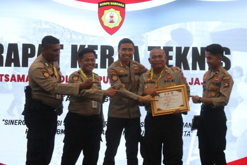 Personel Samapta Polres Lingga menerima piagam Juara 3 Lomba Dalmas Polda Kepri di Hari Bhayangkara ke-79 | f. Red